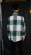 โหลดรูปภาพลงในเครื่องมือใช้ดูของ Gallery Plaid Shirt
