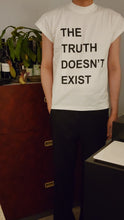 โหลดรูปภาพลงในเครื่องมือใช้ดูของ Gallery White T-shirt
