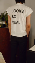 โหลดรูปภาพลงในเครื่องมือใช้ดูของ Gallery White T-shirt
