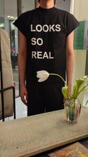 โหลดรูปภาพลงในเครื่องมือใช้ดูของ Gallery Black T-shirt
